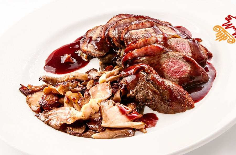 ФИЛЕ УТКИ С ВЕШЕНКАМИ В БРУСНИЧНОМ СОУСЕ