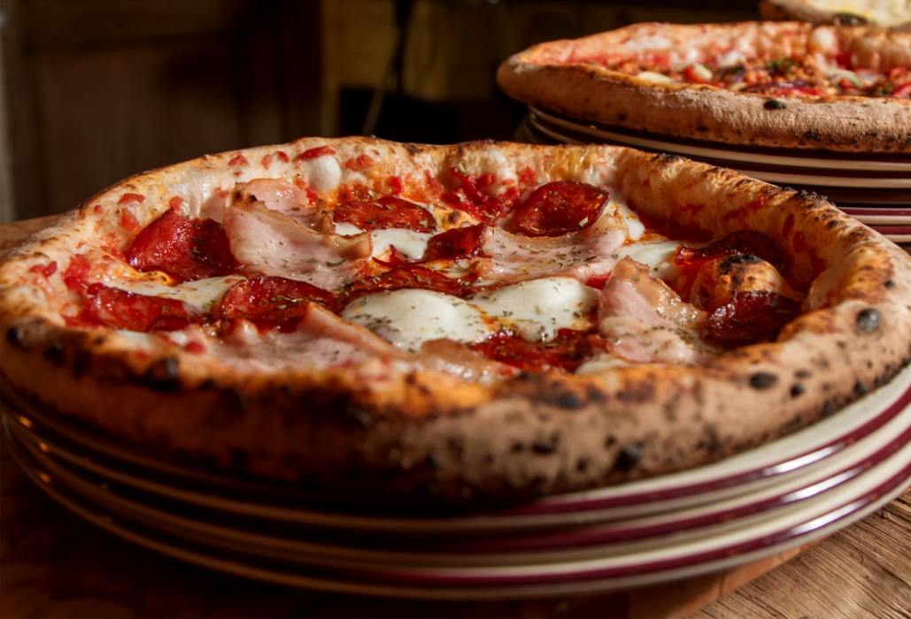 Пицца в маме роме. Пульчинелла пицца. Пицца Неаполитанская прошутто. Пицца с беконом и моцареллой.