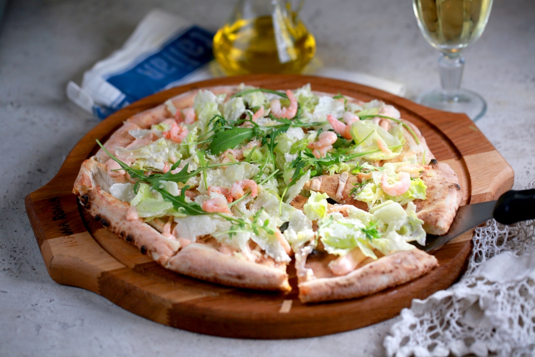 Фокачча с креветками, рукколой и пармезаном