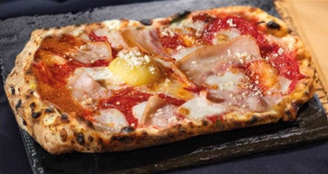 Фокачча карбонара с беконом, моцареллой и желтком