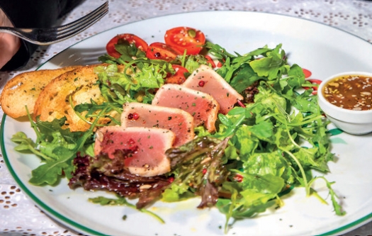 Салат с тунцом и рукколой в медово-горчичном соусе 